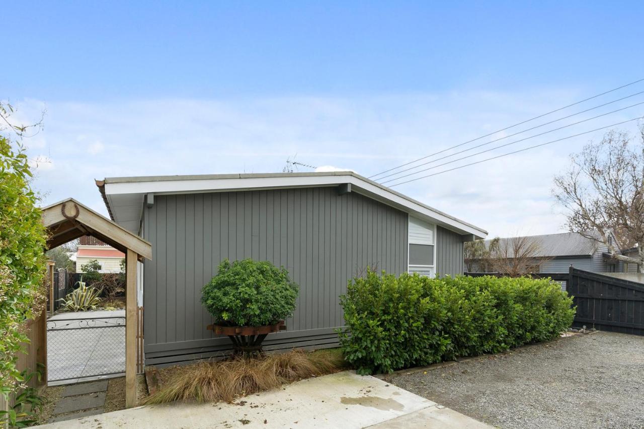 The Walnut Tree House - Martinborough Holiday Home المظهر الخارجي الصورة