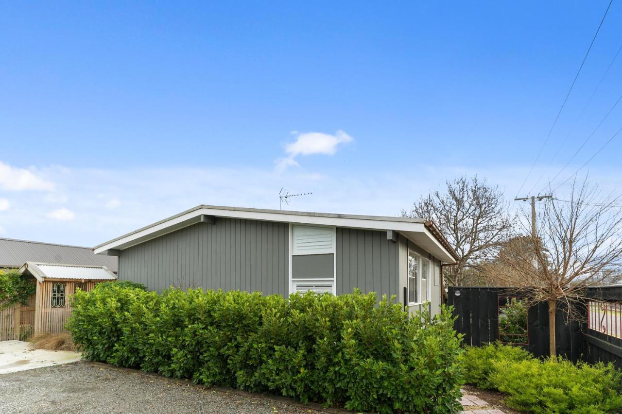 The Walnut Tree House - Martinborough Holiday Home المظهر الخارجي الصورة